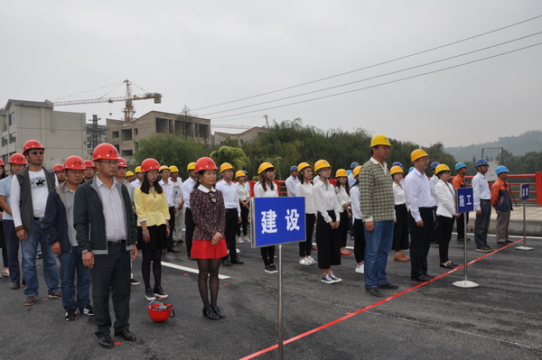 祝賀安寧市龍川西路建設(shè)工程完成初驗(yàn)且正式通車